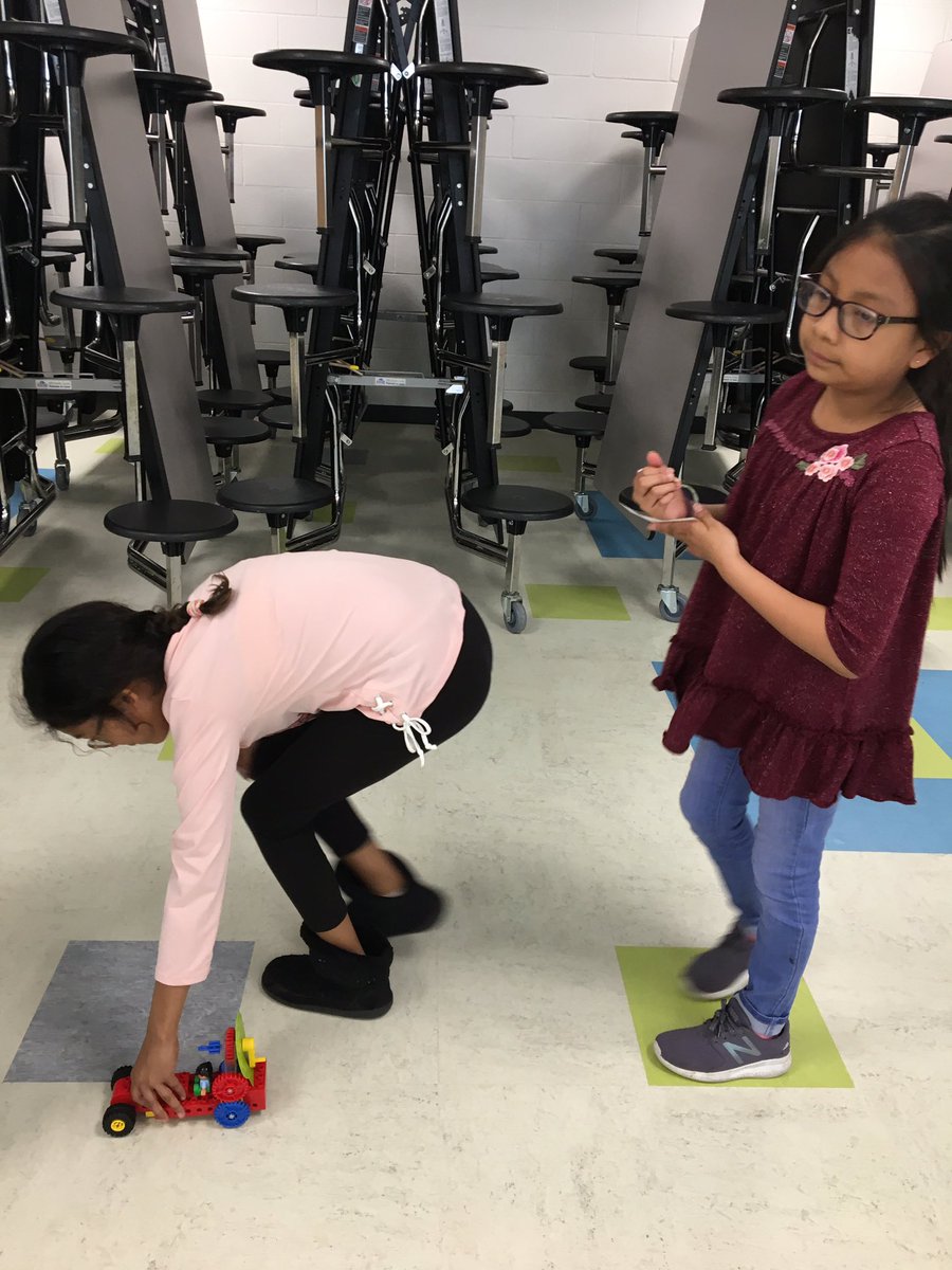KatinaOsth's tweet image. Studying how an odometer works w our LEGOs! #SKawesomesince1967 #STEM #Lego @Becerradual