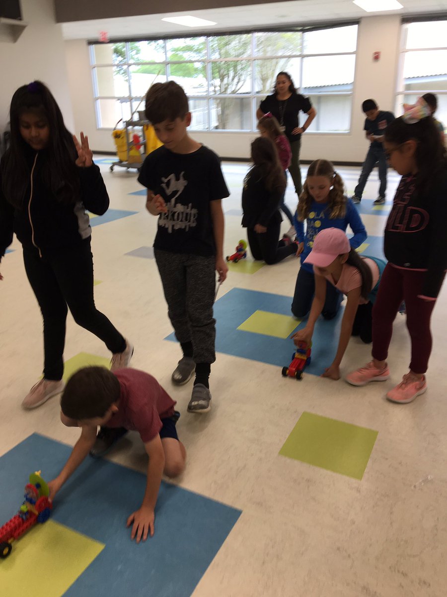 KatinaOsth's tweet image. Studying how an odometer works w our LEGOs! #SKawesomesince1967 #STEM #Lego @Becerradual