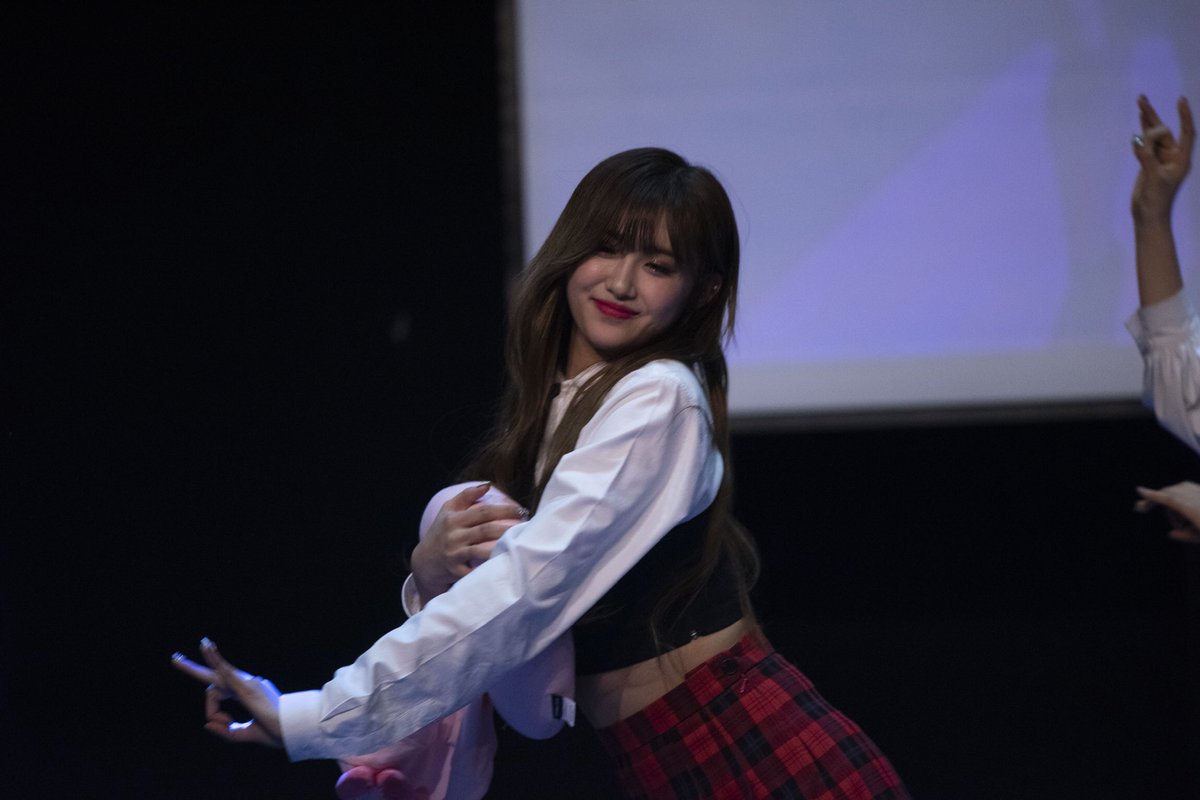 EG_Aisha's tweet photo. 190324 두번째 팬사인회

무대할때 멋있다가 귀엽다가 못하는게 뭐야 우리 유림이!

#에버글로우 #EVERGLOW #AISHA #아샤 #허유림 https://t.co/NkKxlx8WLL