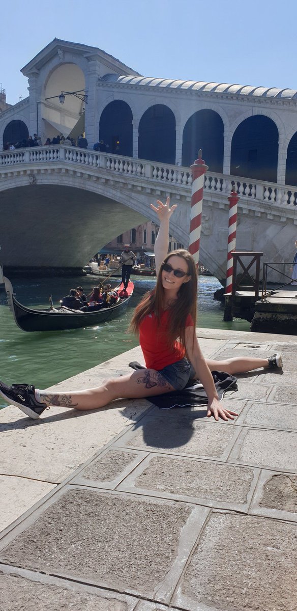 QueenFeline2's tweet photo. #splitseverywhere #yogaeverydamday #aerialist #venice #italy https://t.co/n8YdK6Dxsd