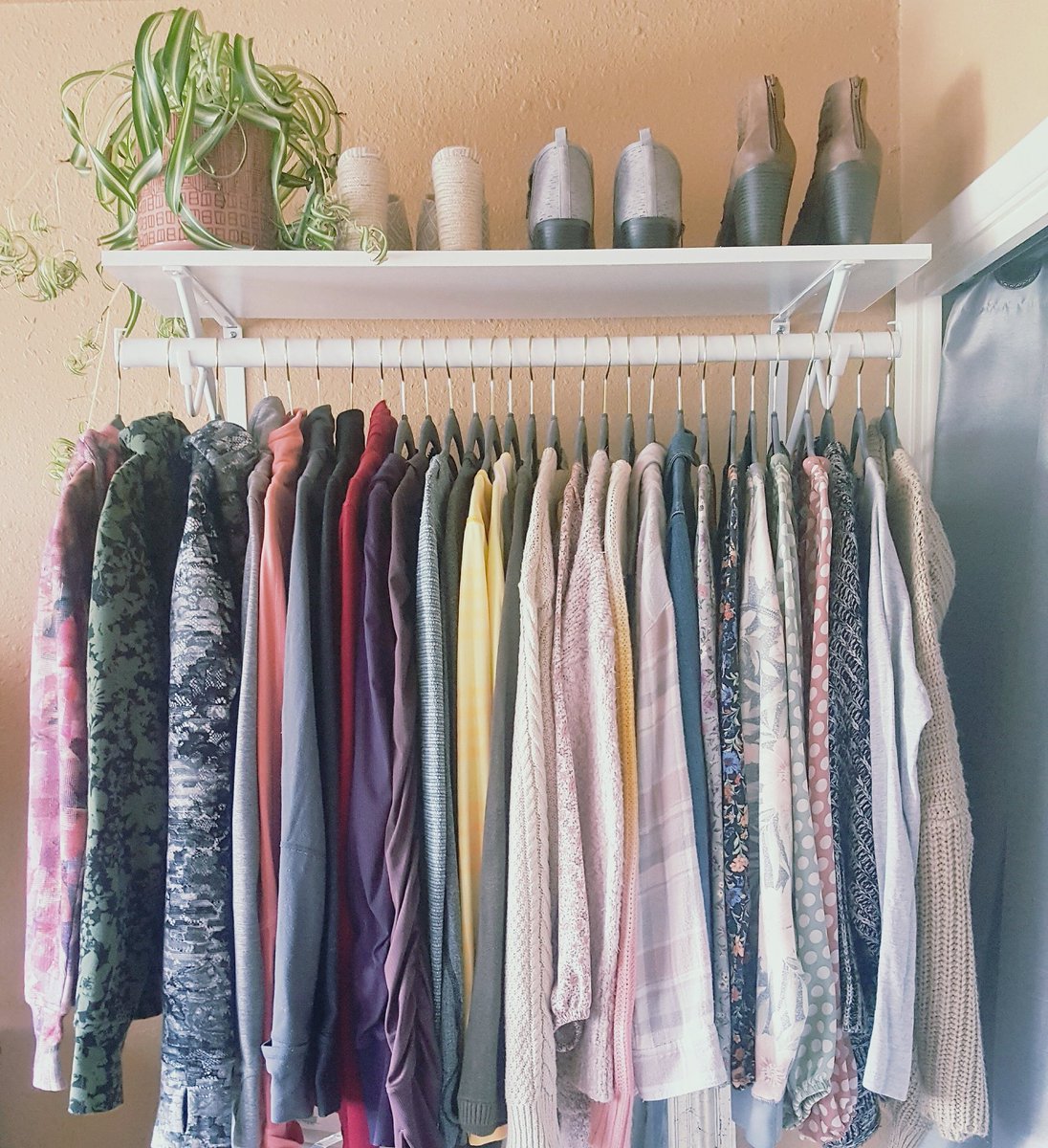 by_greens's tweet photo. You can always tell, by how happy I am, that the Escape Your Chaos team has been in my home!! Thank you @escapeyourchaos for my extra (extremely needed) space!!😍😃🤗😍
#Professionals #smallspace #bedroomdesign #bedroomideas #escapeyourchaos #spacesaver #ifitmakesyouhappy https://t.co/eP6ZYSpLuO