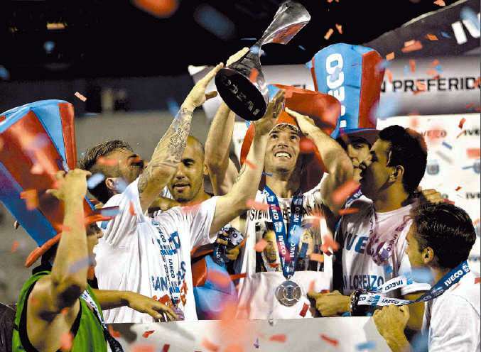 cuervotwiterook's tweet photo. Campeones del Torneo Inicial 2013!
Rumbo a la conquista de América!
#111AñosDePasion #111AñosCASLA https://t.co/fsQlipCOUx