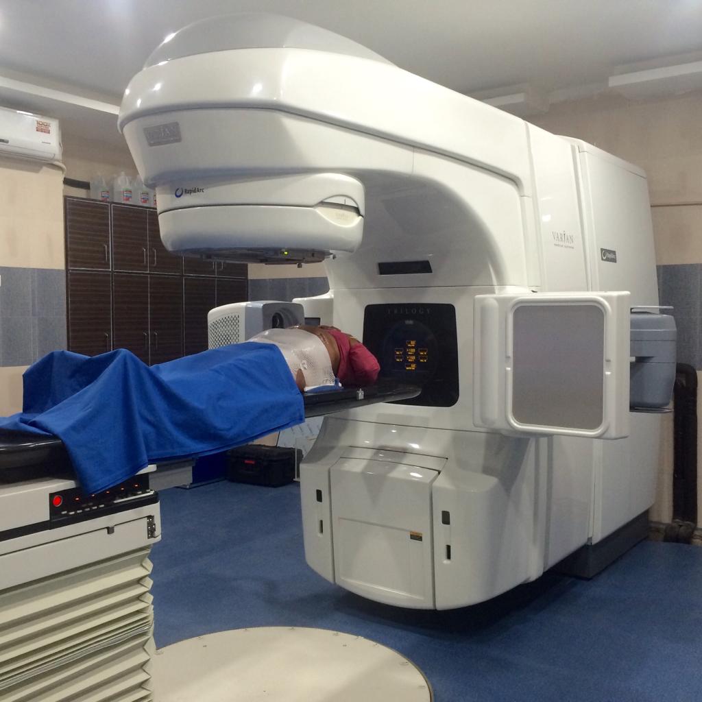 BorooahDr's tweet image. A #patient being treated in the newly installed state-of-the-art #LinearAccelerator machine with IMRT, IGRT, VMAT and 6X-FFF energy. This facility was recently inaugurated by Sh K N Vyas,Secretary @DAEIndia in presence of @cspramesh Director, TMH, Mumbai #Radiotherapy #resources