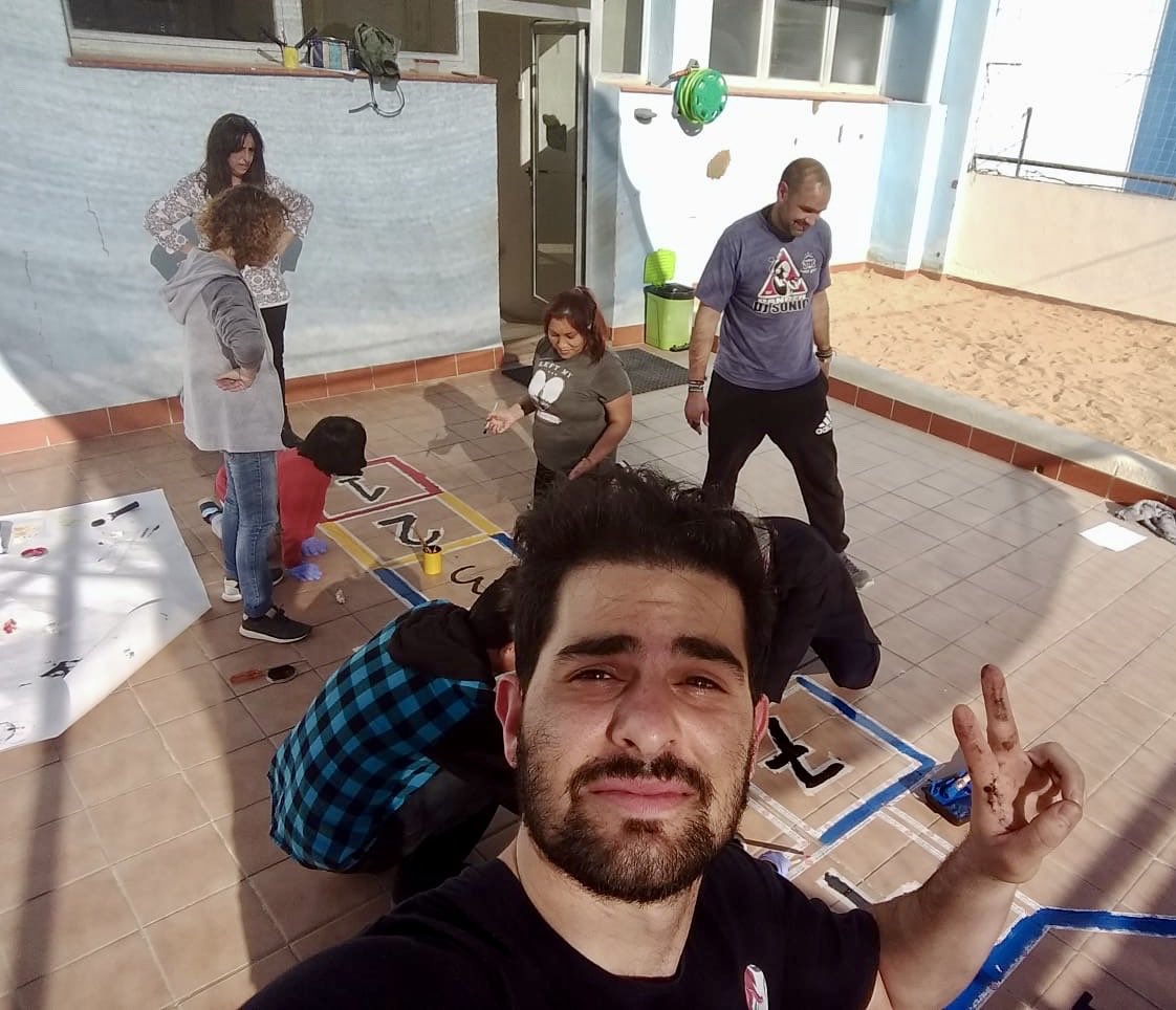 escCharlieRivel's tweet photo. Primera jornada col·laborativa del projectes PATIS: monitors de menjador, mestres, personal PAS, famílies i alumnes pinten jocs al terra del pati d’Infantil. Bravo!! 👍🏻 #escolafamilia #projectepatis @LHEDUCACIO @jaumegraells @CRPHospitalet @elic_hospitalet https://t.co/cjrqbTUUeY