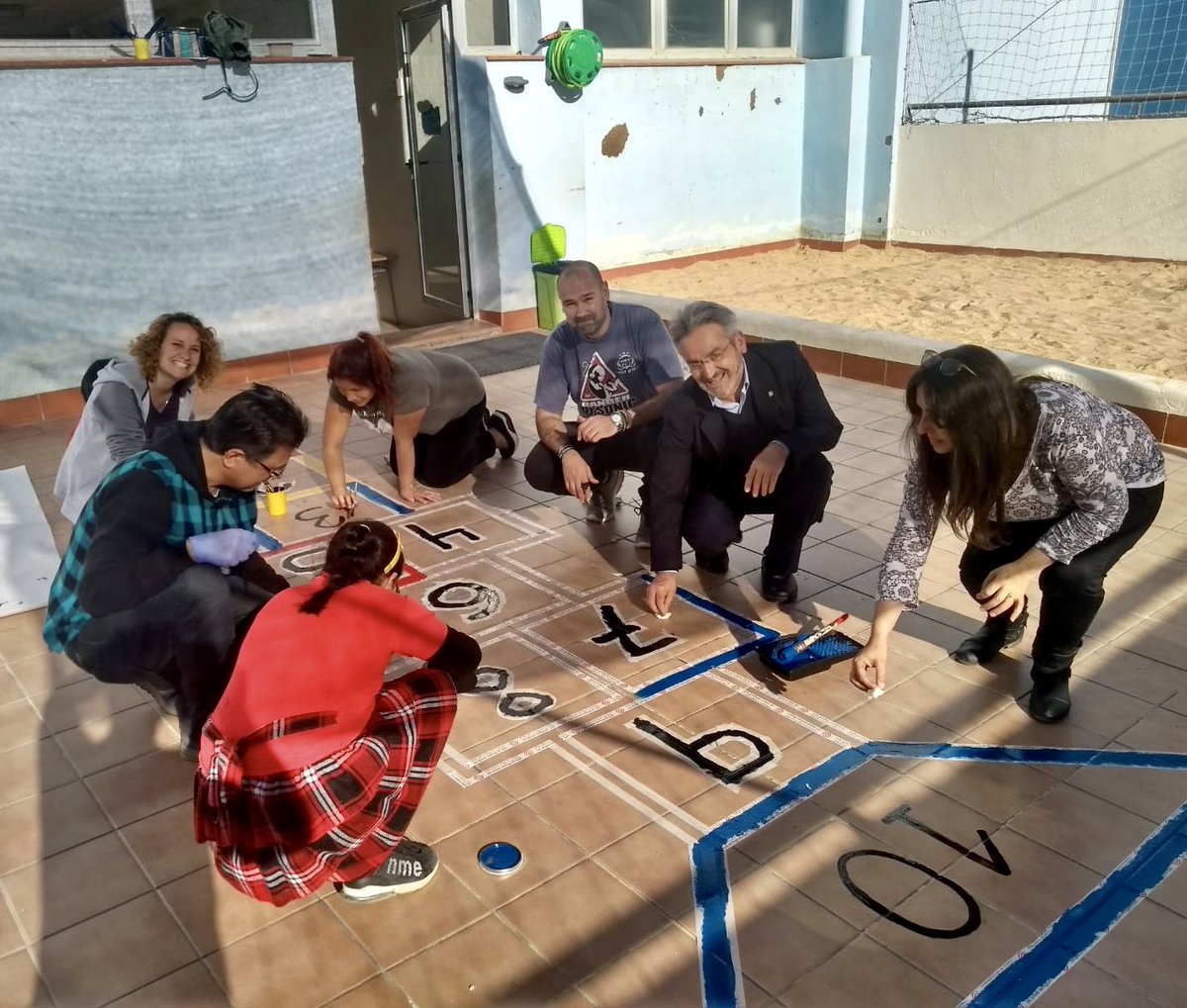 escCharlieRivel's tweet photo. Primera jornada col·laborativa del projectes PATIS: monitors de menjador, mestres, personal PAS, famílies i alumnes pinten jocs al terra del pati d’Infantil. Bravo!! 👍🏻 #escolafamilia #projectepatis @LHEDUCACIO @jaumegraells @CRPHospitalet @elic_hospitalet https://t.co/cjrqbTUUeY