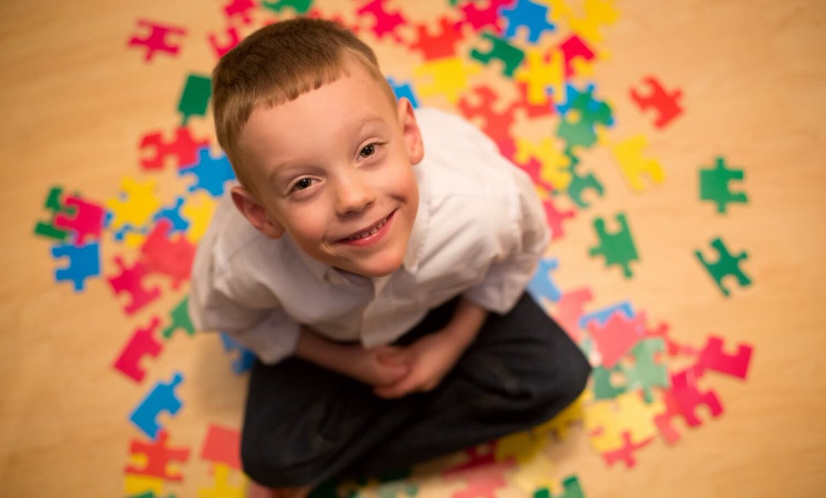El autismo no se cura, se comprende. Los niños con autismo tienen nombre, comida favorita y una familia que los ama. Son únicos, diferentes y especiales. Igual que tú. No importa la lentitud con la que avances, siempre y cuando no te detengas. Confucio #DiaMundialAutismo