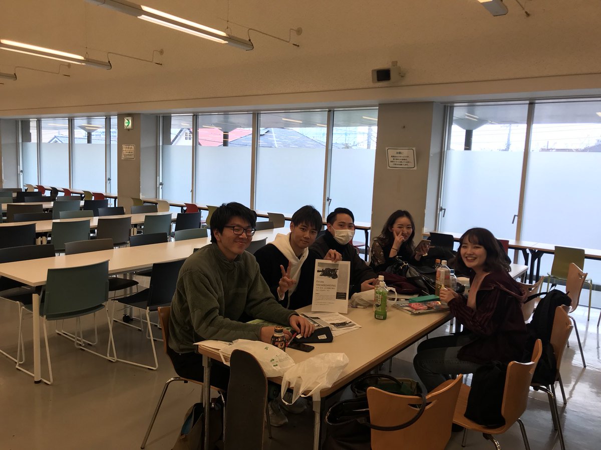 EVIANってどんなサークル？とか、履修相談とかしたい人いたら気軽にきてね〜❗️
場所は学食の入り口入って右手の窓側の席にいます❗️