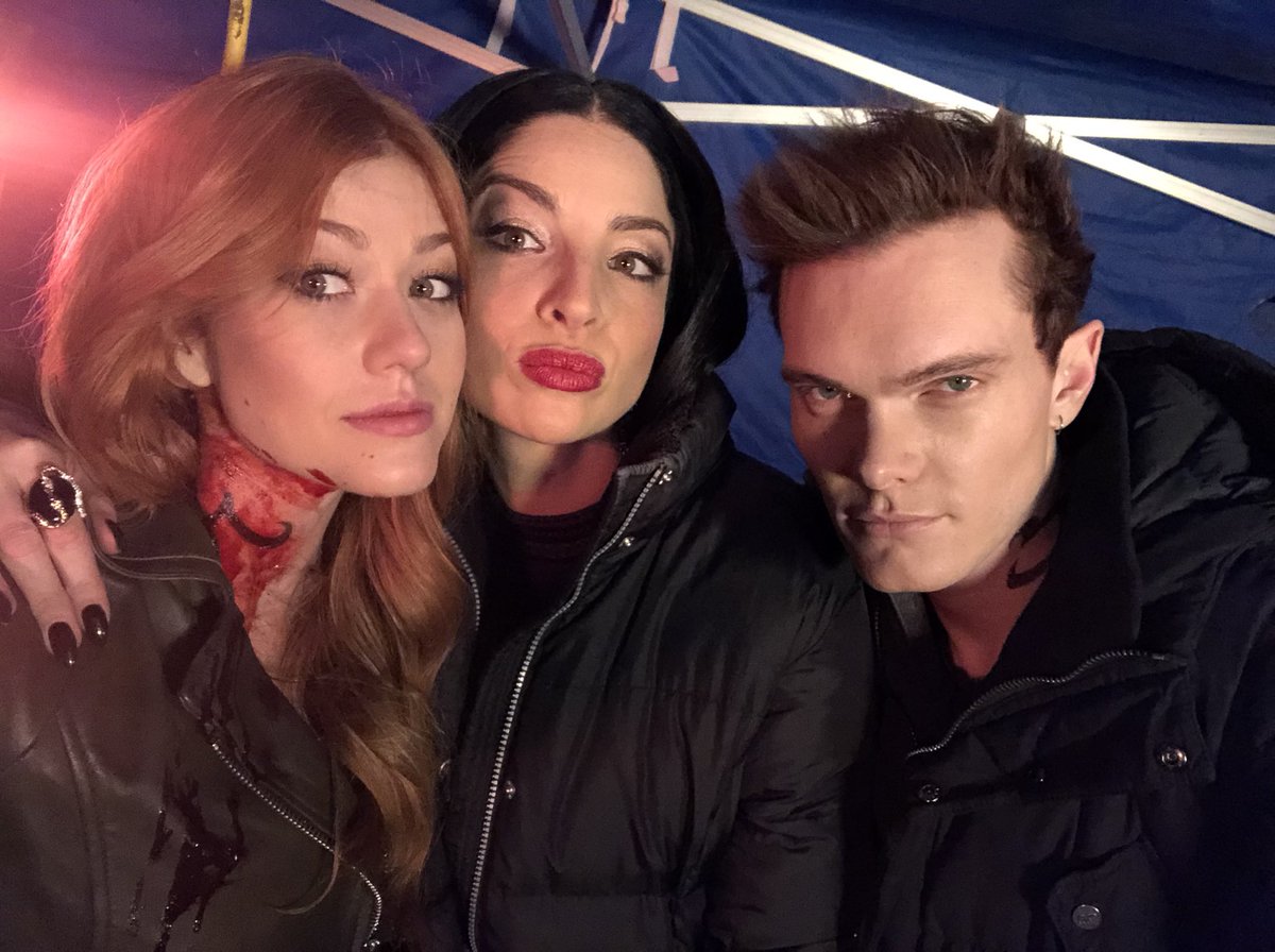 Kat_McNamara's tweet photo. Family portrait. One big (demonic) happy? family... 👩🏻‍🦰👸🏻👨🏻‍🦰 @AnnaBananaHops @LukeBaines #shadowhuntersChat @ShadowhuntersTV https://t.co/Jh1e8fybPT