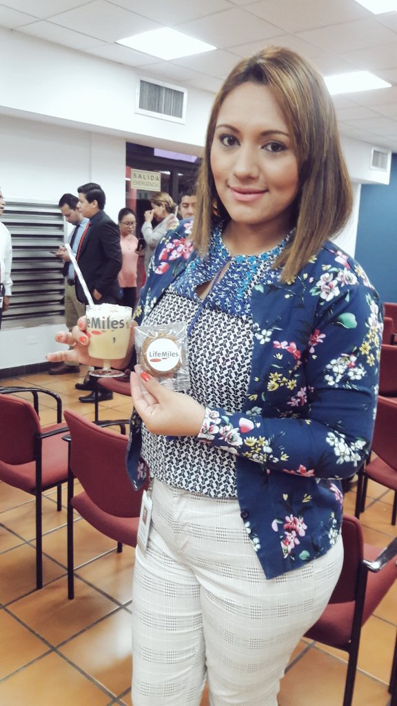 JackieArdon1's tweet photo. Iniciamos el cuatro mes del año y como siempre de traviesa con este nuevo look bob de verano #Lifimeles #Avianca #OrgulloCuscatlan #DoraExploradora😂💇👱 https://t.co/omTlLQmGXv