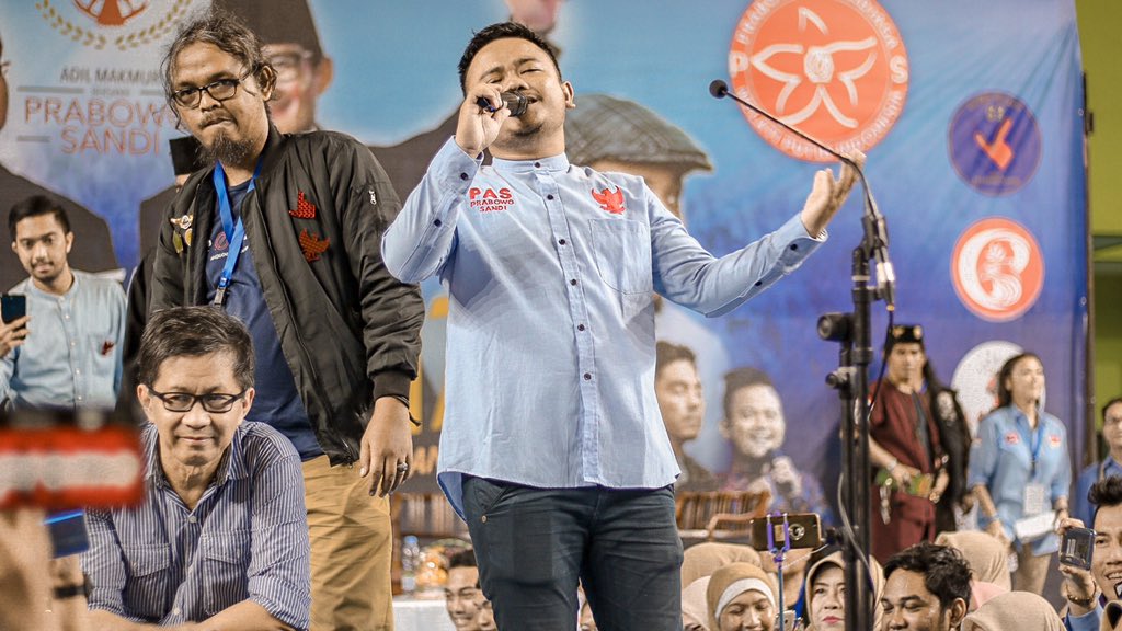 ishlahbio's tweet photo. Bersama Presiden Akal Sehat Bung Rocky Gerung #2019GantiPresiden #PrabowoSandi #IndonesiaAdilMakmur https://t.co/AMEjOwZv1v