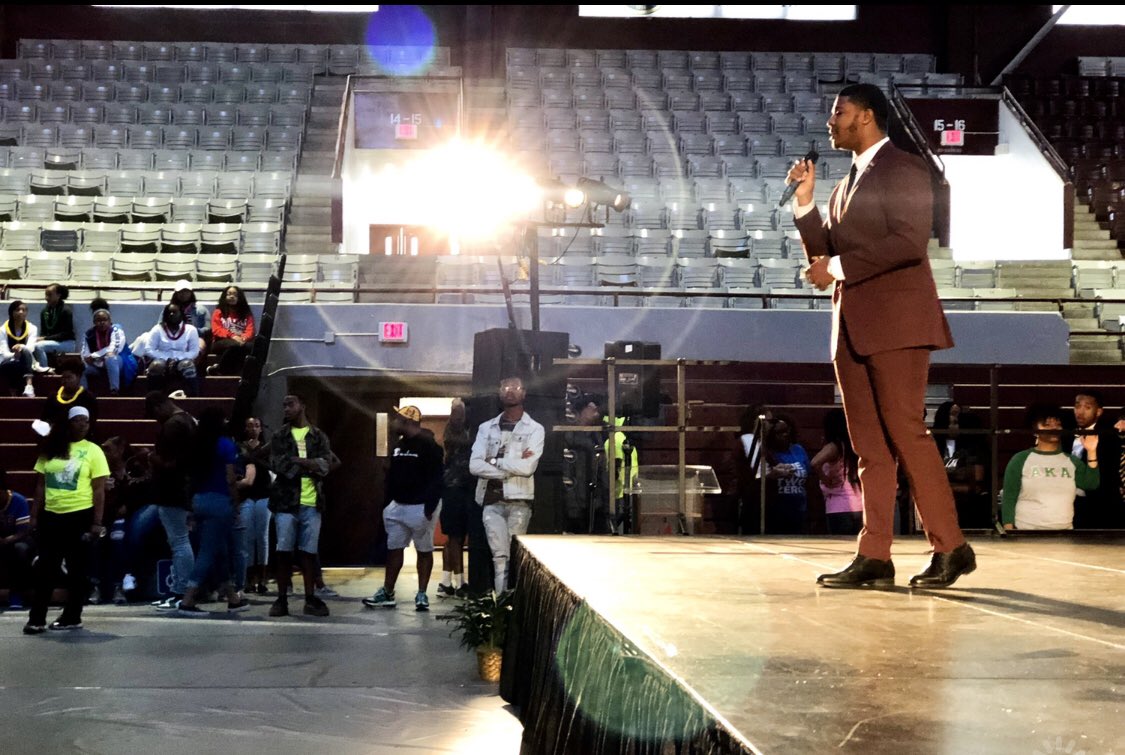 bwhedgebeth's tweet photo. Leadership is a process not a position. I am honored to be passed the torch from my LB @KingIcy_ He’s guided me and showed me the definition of servant leader. I’m ready to Lay The Foundation and assist in building a culture that we will all be proud to be a part of. #PresClub 🙏🏾 https://t.co/EycJseFeid