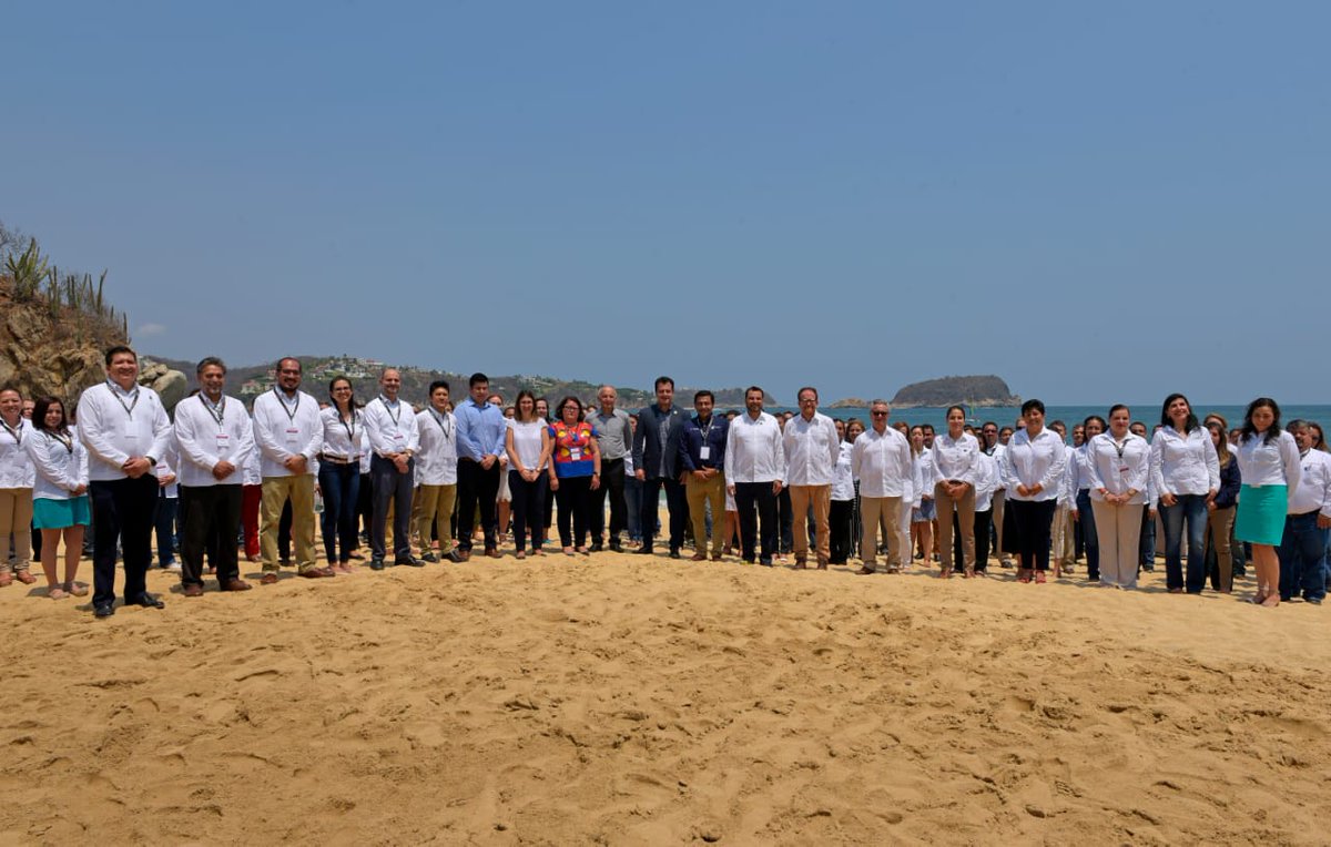 Amairani_MV's tweet photo. Junto al titular de los @SSO_GobOax, @Donato_Casas, inauguramos la Reunión Nacional de Vectores 2019, de la cual somos anfitriones. El compromiso refrendado por las y los asistentes de las 32 entidades federativas es claro, prevenir, vigilar y controlar estos padecimientos. https://t.co/amTU7eN2o8