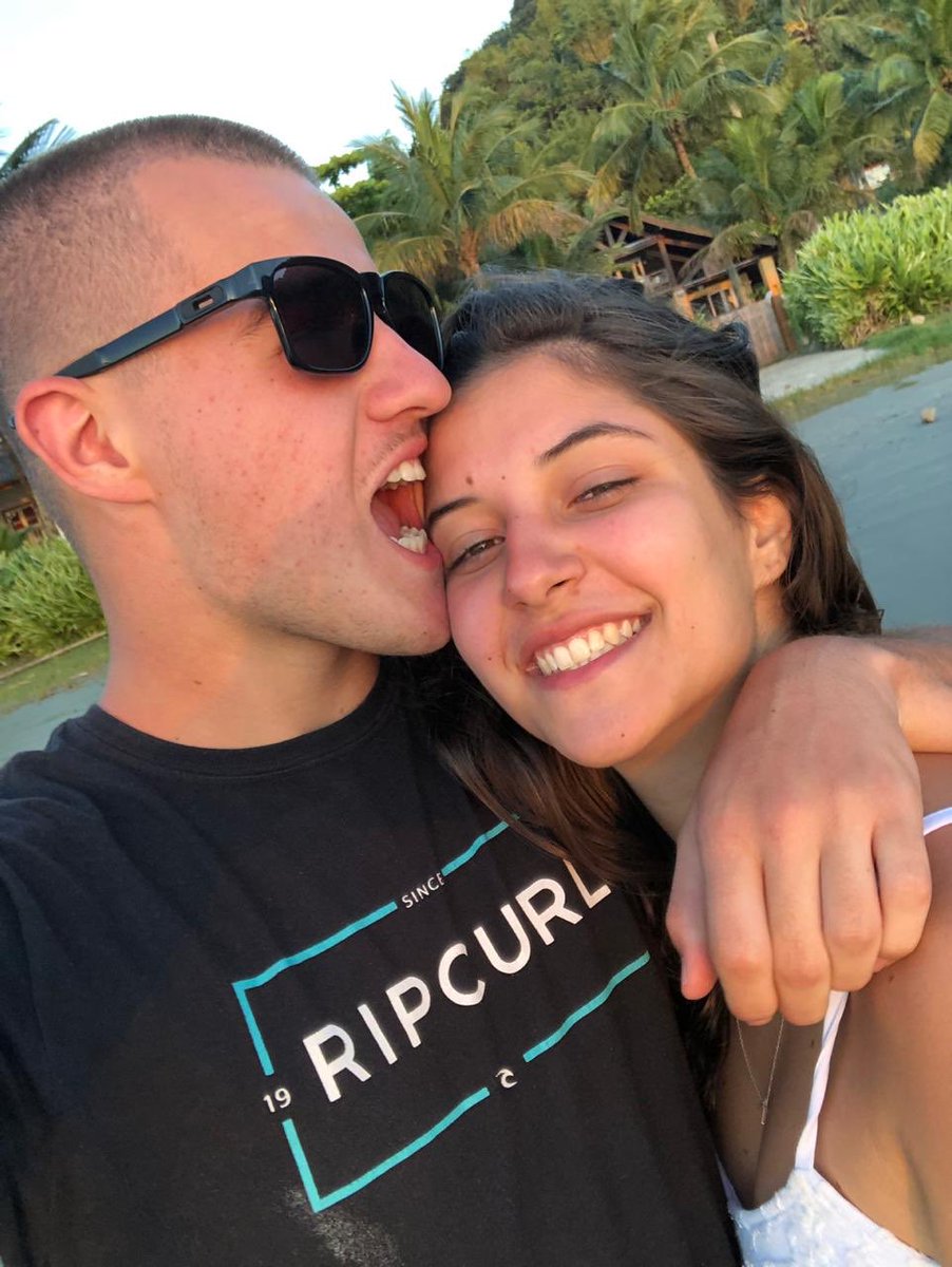 LaisThomazini's tweet photo. Só gratidão por te ter do meu lado. Obrigada por me fazer a mulher mais feliz desse mundo e por ser meu companheiro de todas as hrs (até pra passar vergonha 😂). Te amo dms!! Sdd dessa viagem ❤️❤️ https://t.co/eIYG8yvroB