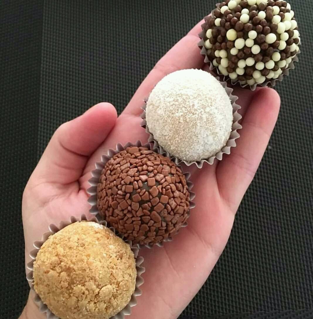 ClariceAlvesss's tweet photo. Gente estou vendendo barca de docinho 25,00 reais.
Sabores: brigadeiro tradicional, brigadeiro de pacoça, beijinho e brigadeiro crocante e brigadeiro recheado 
Qualquer coisa só me chamar aceito encomendas, quem puder dar um Rt ficarei agradecida, desde já  !! https://t.co/WsRtAWW68o