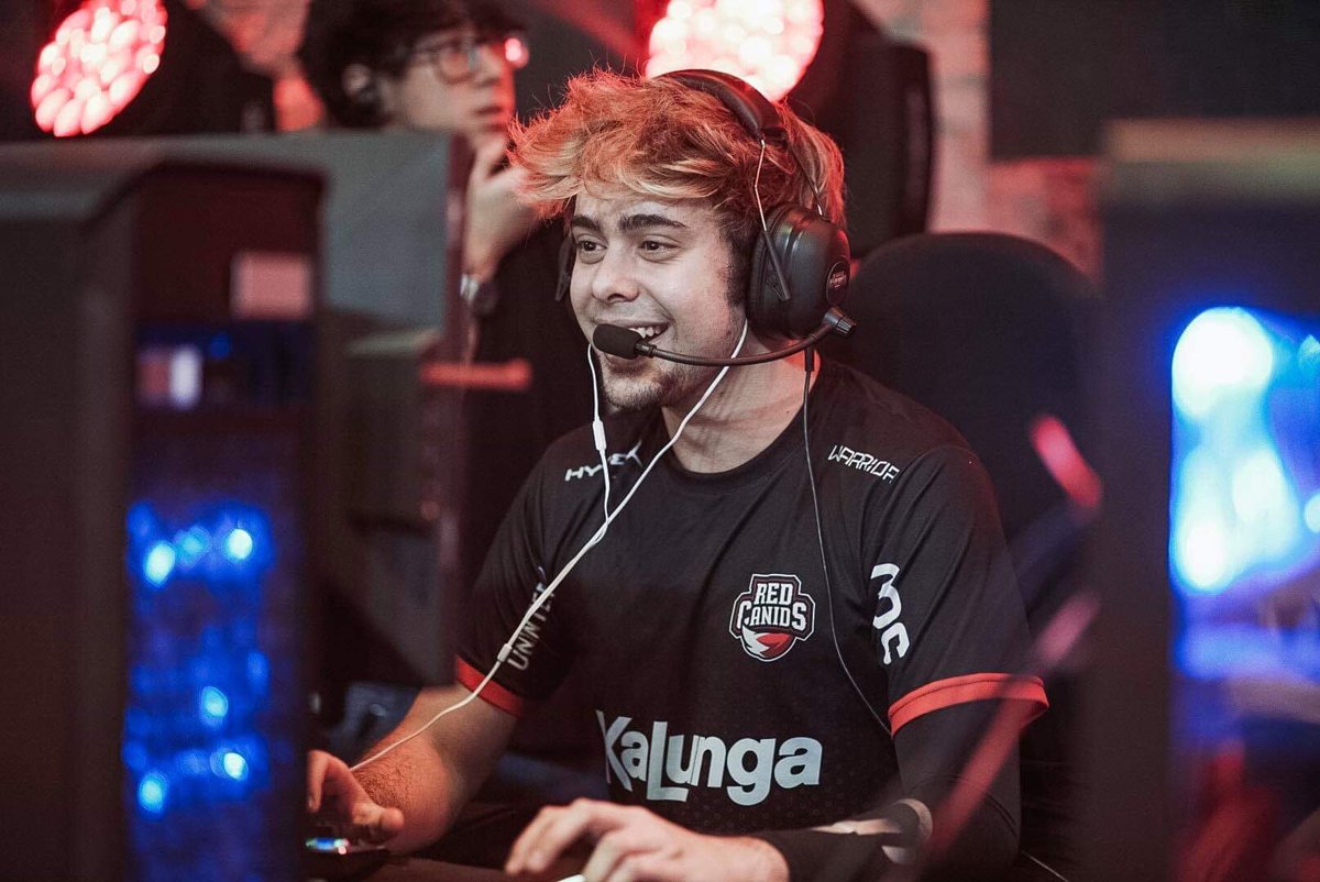 StoneDYooDa's tweet photo. Vou terminar sorrindo. Sorrindo porque voltei e dei o meu melhor a cada segundo desse ano diante das circunstâncias. Sorrindo porque conheci pessoas maravilhosas nesse tempo que joguei.
Desculpa por nao ter conseguido. 
Obrigado pelo apoio! Sem vocês eu não seria o que eu sou hj! https://t.co/RcA65cgDBd