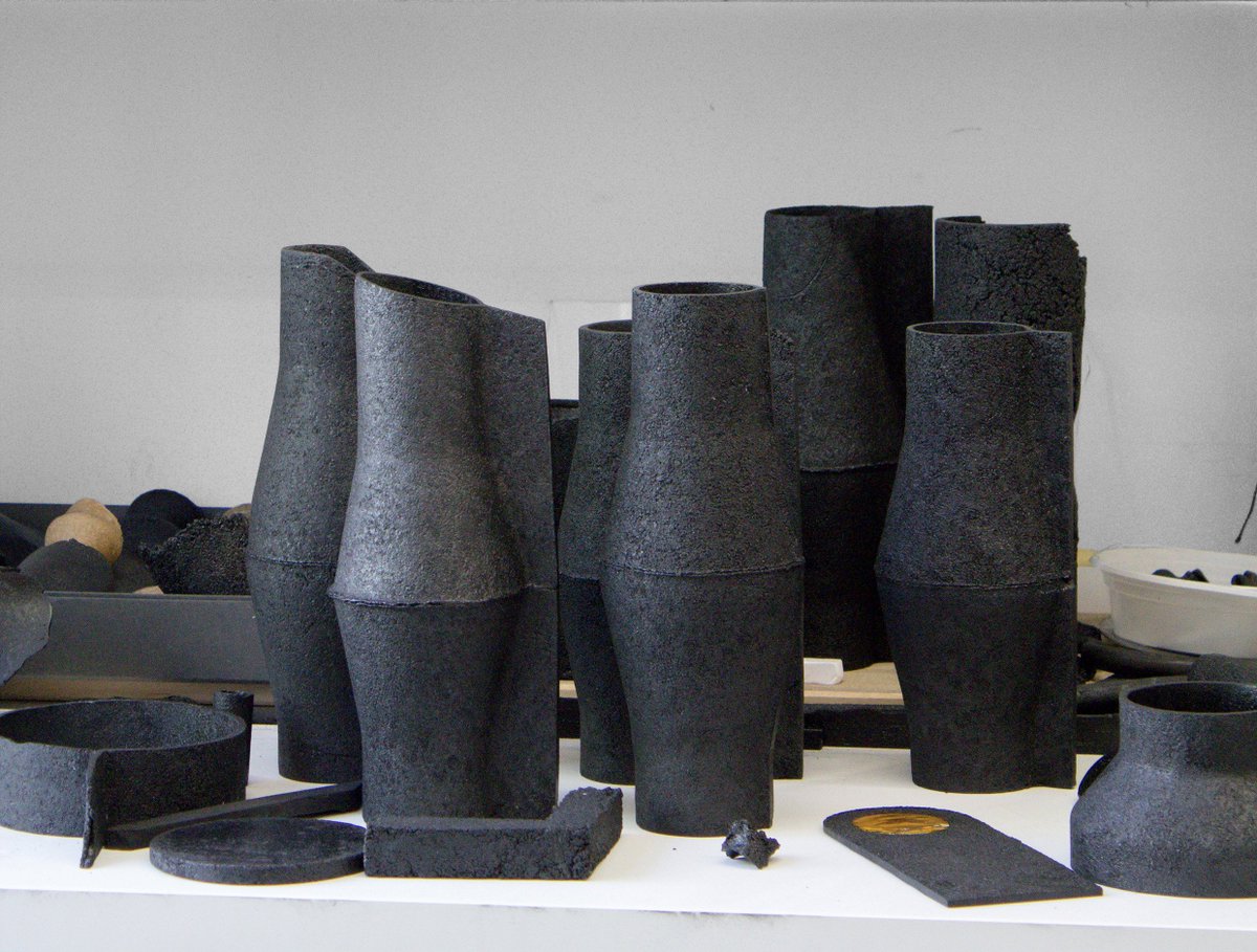 CHculturaCH's tweet photo. GEWERBEMUSEUM WINTERTHUR: "KOHLE, KOKS UND PECH"
https://t.co/knC5HecTSM
Bild: © Lapatsch/Unger: "Forgotten Collection", Gefässe aus Schellack, Bambuskohle, Komposit, 2016 - https://t.co/nb8Qy9Mt1a 
#GewerbemuseumWinterthur #PhilippWeber #LapatschUnger #CHcultura @CHculturaCH https://t.co/SgqPg1taCR