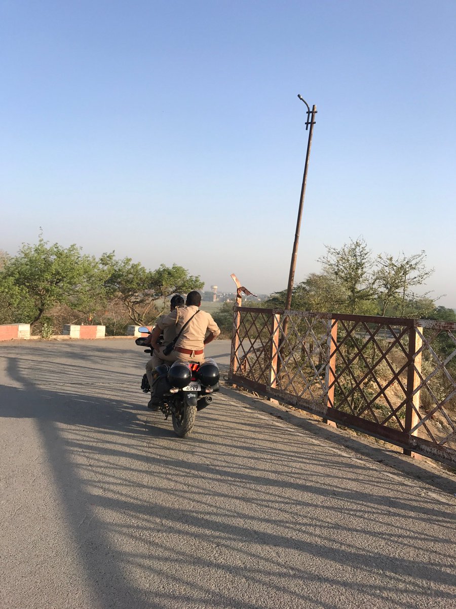 dibnesh's tweet photo. @Uppolice @up100 हेलमेट का सही उपयोग #CurzonBridge #Prayagraj https://t.co/TYLBYrlswJ