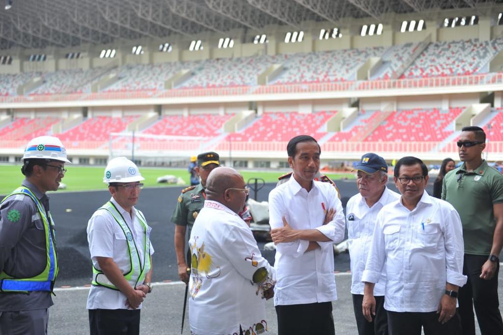 jokowi's tweet photo. Stadion Papua Bangkit yang megah dan modern telah berdiri di Distrik Sentani Timur, Jayapura. Stadion ini menjadi penanda kebangkitan Papua dalam olahraga, sebagai provinsi sepak bola dan atletik.

Stadion berkapasitas 40.000 penonton ini, akan digunakan pada PON 2020 mendatang. https://t.co/szRUyWb7b8