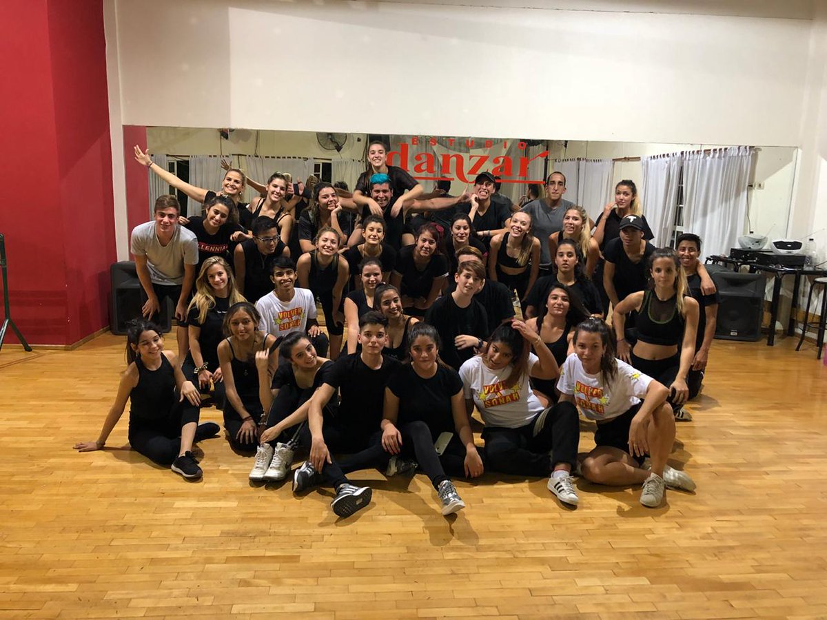 Nosotros somos el elenco de Volver a Soñar✨
Contamos con un ensamble de bailarines increíble💃, unas coachs muy creativas y profesionales🙌, una puesta en escena muy buena😍 y un gran equipo de producción💪
Idea y producción: <a href="/paulismoranok/">Pauli</a> ❤