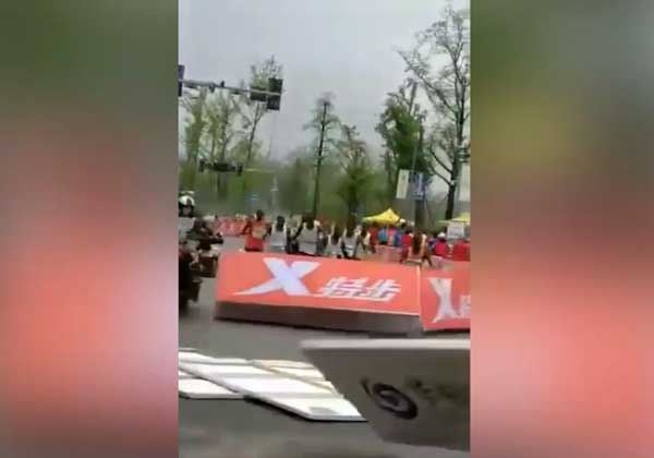 重庆马拉松直升机飞太低吹跑分隔板 砸伤黑人选手
3月31日举行的2019重庆马拉松赛道上，上演惊人的“飞来横祸”。由于参与赛事直播的直升机在部分赛道飞的太低，直接吹跑了赛道上的分隔区，四散的分隔板让正在奔跑的黑人选手很受伤。24fa.com/mn64319c42.aspx