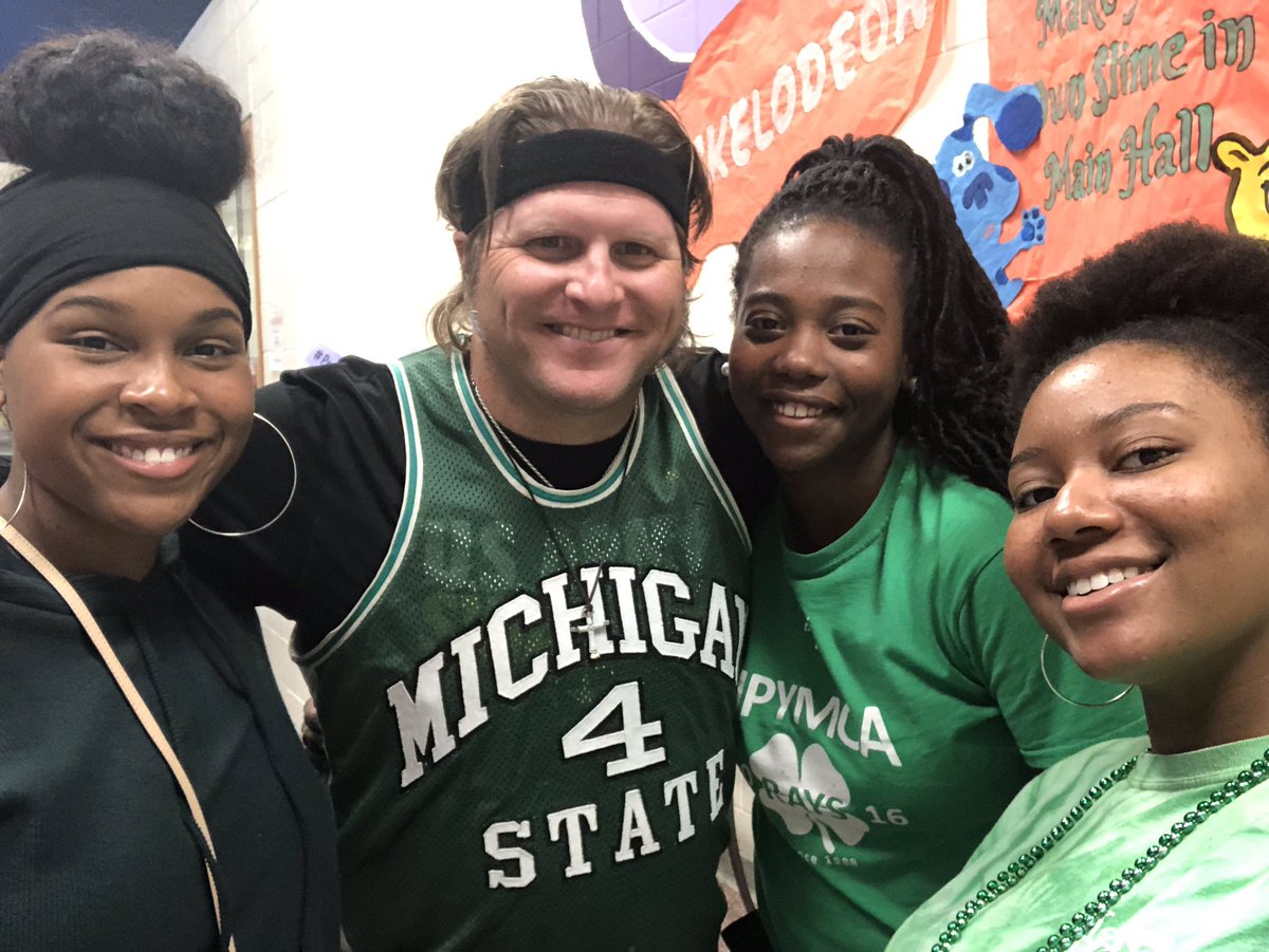 RidgeViewStuCo's tweet photo. Here are some AWESOME pics from Day 1 of our NICKELODEON themed spirit week! The fun continues tomorrow with Twin Day! @rvhs https://t.co/VU471aVurk