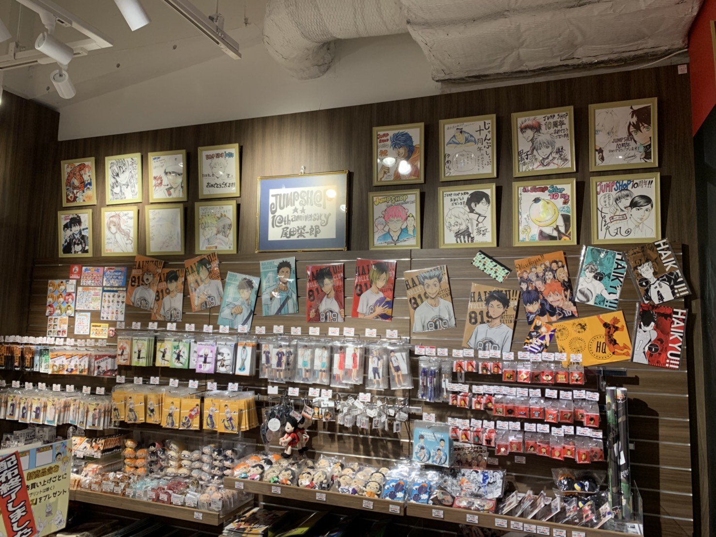 ジャンプショップ Jump Shop 公式 Jump Shop横浜店10周年 今年はjump Shop横浜店が10周年だぞ 10周年を記念して中サイズショッパーが 約束のネバーランド に 更に 先生からのサイン色紙やサイン入りグッズも多数展示中 懐かしいグッズの ジャンプショップ Jump Shop 公式 Jump Shop横浜店10周年 今年はjump Shop横浜店が10周年だぞ 10周年を記念して中サイズショッパーが 約束のネバーランド に 更に 先生からのサイン色紙やサイン入りグッズも多数展示中 懐かしいグッズの