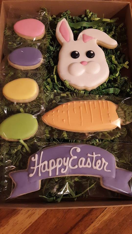 MinnieBakery's tweet image. Easter bunny, carrot, banner, and 4 mini eggs
#EasterCookies
#EasterBunny
#CookieGiftBox