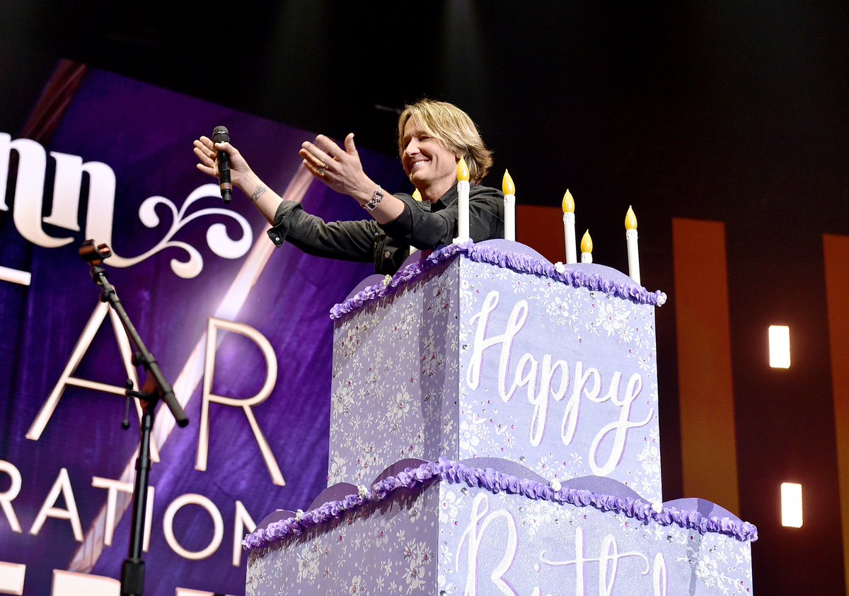 KeithUrban's tweet photo. Miss Loretta- you asked me to jump out of a cake for you- and I would do it again every time ! Thank you for a truly surreal and gorgeous night of music , heart, stories , magic , and LOVE!!!!! HAPPY BIRTHDAY !!!!
Love ALWAYS. - KU
📸: @ShearerPhoto https://t.co/wZC4T5lchJ