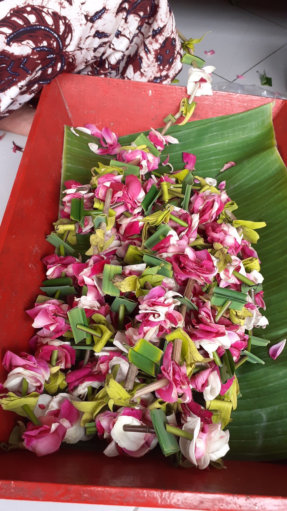 Kraton Jogja Twitterissa Roncen Sekar Ini Terdiri Dari Bunga Mawar Merah Dan Putih Bunga Kenanga Daun Pandan Serta Batang Daun Ketela Peksiburaq Kratonjogja Https T Co Ndjod7bb1l