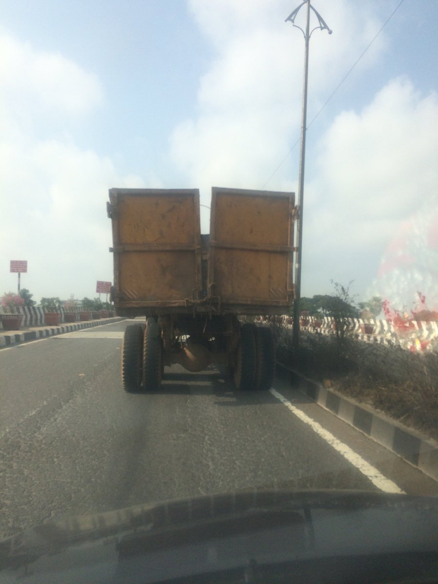 saurabh_ilok's tweet image. ⁦@nitin_gadkari⁩ ⁦@ncbn⁩ ⁦@Eenadu_English⁩ ⁦@narendramodi⁩ ⁦@PMOIndia⁩ This vehicle is running on the road at Vijayawada near Ramvarpadu Junction. May cause any big accident but no body can stop it or check it. Any shame to any government authority.