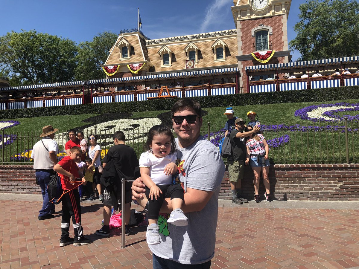 sethgo63's tweet photo. Daddy/daughter day at Disneyland 😬😬 #leahsfirsttime #ipaidtomuch https://t.co/I4UFZsljS3