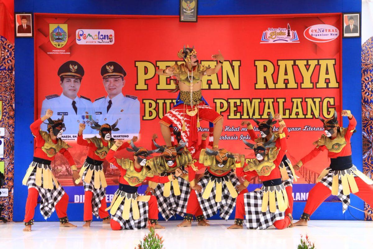 PemkabPemalang's tweet photo. Pembukaan Pekan Raya Buku Pml Th 2019 dihdri prwakiln  Prpustakaan Nas, Ka. Dinas Kearsipn &amp; Perpustakaan Prov Jtg, Priyo Anggoro B Raharjo, Bup @pakjunaedi yg diwakili Staf Ahli Ni Wayan Asrini brsm Forkopimda, jajarn Pemkab Pml, BUMN/BUMD, Ka. SMA/SMP, Dharma Wanita Pemalang https://t.co/QrDCoWP4Ry