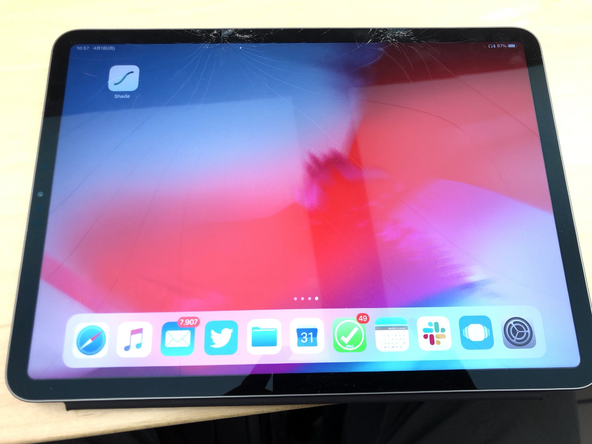 ゆーじ Ten One Design Mountie ラバーa でipad Pro 11インチ Smart Keyboard Folio装着 を使ったら画面が割れた件について フォーカルポイントさん側で同様の環境で検証するとの事 Ipad Proの割れ た箇所を見ると内部に空洞があるのか穴が開いてるので