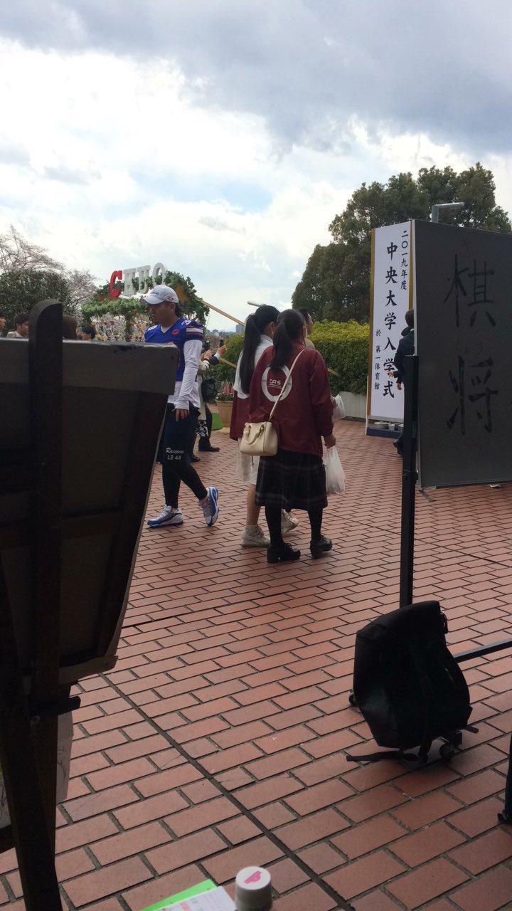 中央大学絵画同好会 入学の立看板で写真を撮るついでに見に来てくださいね 列から見える狼の絵が目印です 中央大学絵画同好会 入学の立看板で写真を撮るついでに見に来てくださいね 列から見える狼の絵が目印です