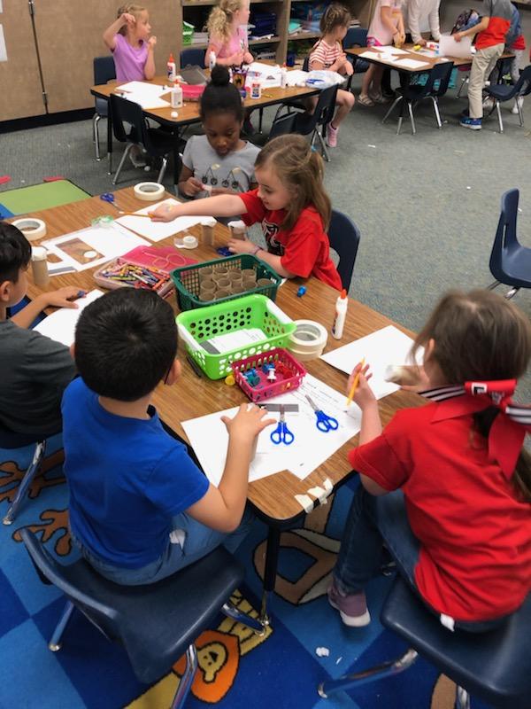 mrshindmon_GE's tweet photo. Friday I was in my science happy place coordinating and teaching hands-on labs for all kinder. Huge thank you to @Christy_Erb for allowing us to try lab this way, and thanks to @MrsGonzales_FCE for the idea! @HumbleISD_FCE #CardinalPride #objectsinthesky https://t.co/YFd02Vwn7a