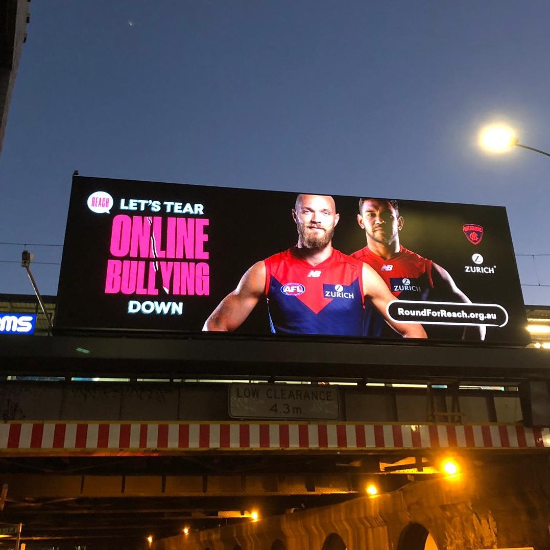 DeeArmy's tweet photo. Who's paying attention?
The Swan St/Punt Rd bridge recognises our Rd.3 Round for Reach.
Let's Tear Online Bullying Down.
#roundforreach #ReachFoundation https://t.co/fyBOAzYlBb