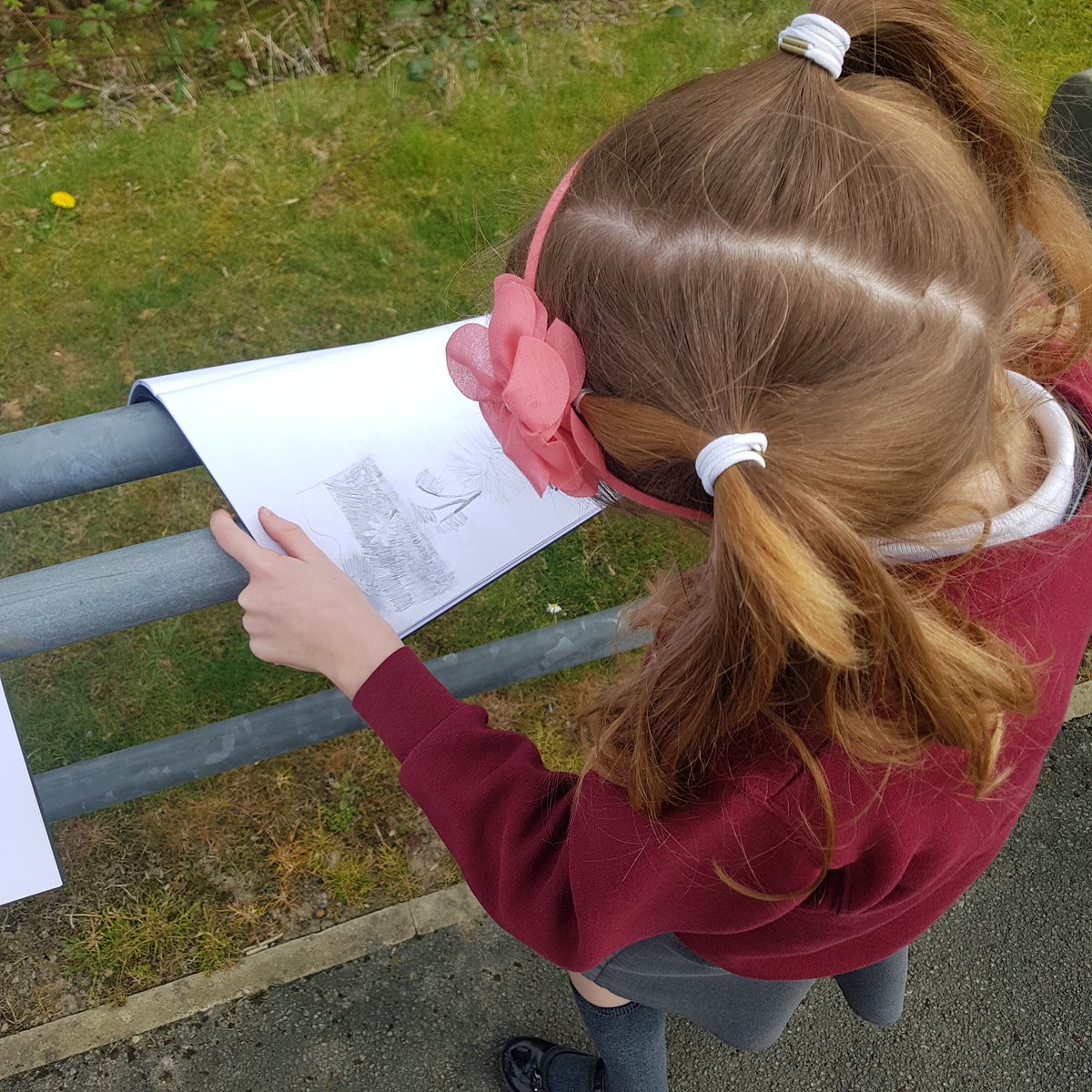 dartonclass7's tweet image. We then carried on looking at our artist for this Half term Henri Rousseau and went outside to practice our sketching techniques #DPS_art @DartonPrimary