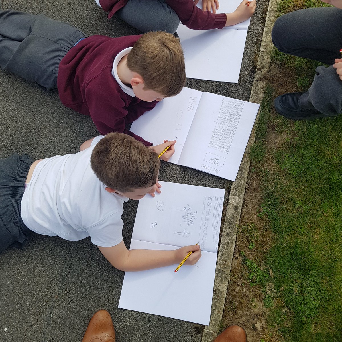 dartonclass7's tweet image. We then carried on looking at our artist for this Half term Henri Rousseau and went outside to practice our sketching techniques #DPS_art @DartonPrimary