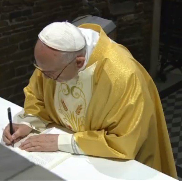 civcatt's tweet photo. +++ #CHRISTUSVIVIT Oggi alle 11.30 sul sito di Civiltà Cattolica ampio commento all'Esortazione apostolica sui #giovani di #PapaFrancesco a firma del direttore @antoniospadaro @Synod_va #synodo2018 https://t.co/2swliI48aN