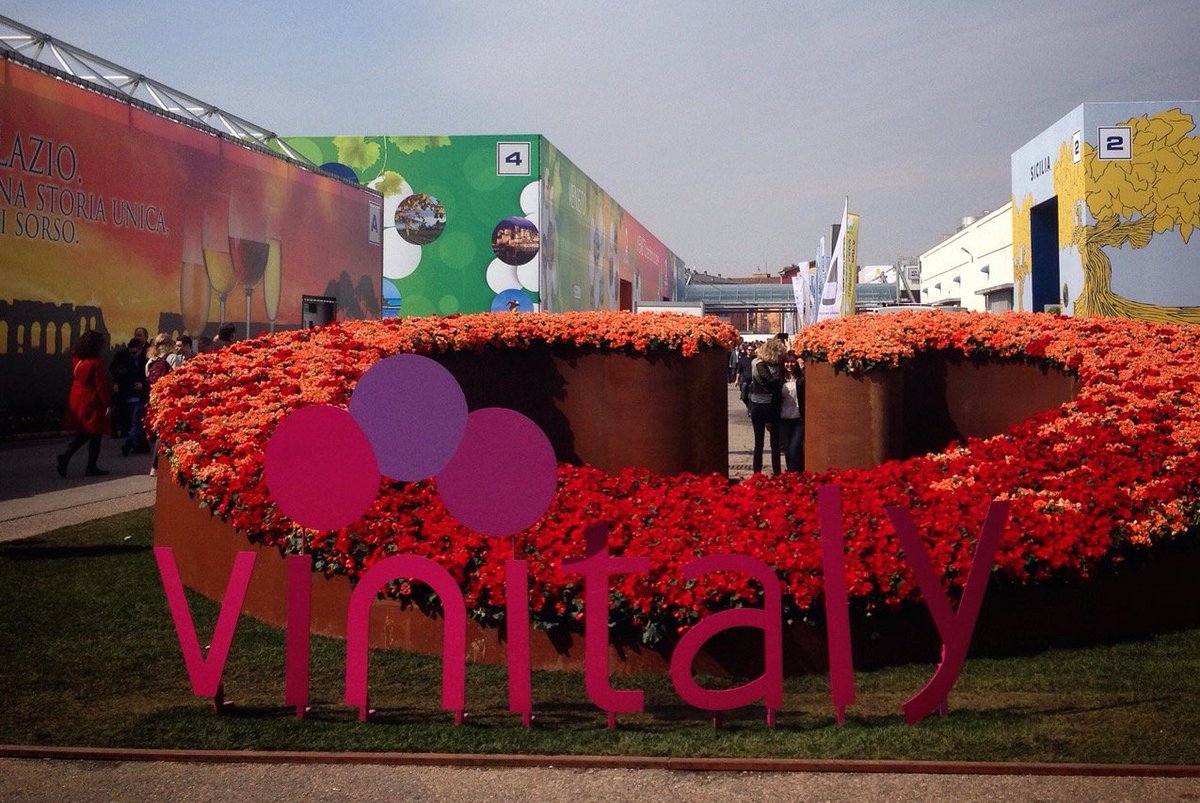 proseccando's tweet photo. Mancano solo 5 giorni all'apertura di @VinitalyTasting 🥂 avete già letto la nostra guida sui #Prosecco da degustare? ➡️https://t.co/pY6Z9eRb9A 
#Proseccando a #Vinitaly2019 
#wineblog https://t.co/oTVM0ldr3R