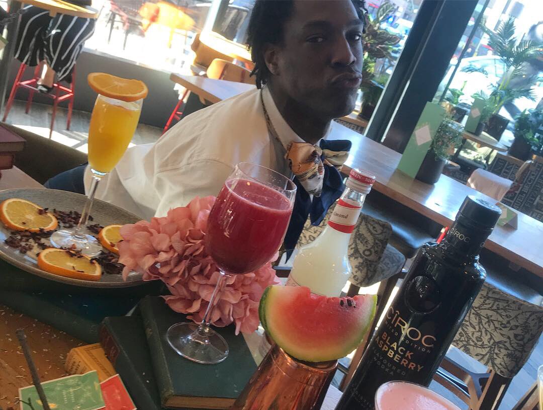 Yes Rennel, you’re just as gorgeous as the display, if not more 💖 #pose #strikeapose #modelinthemaking #bowtie #languageofflowers #SS19