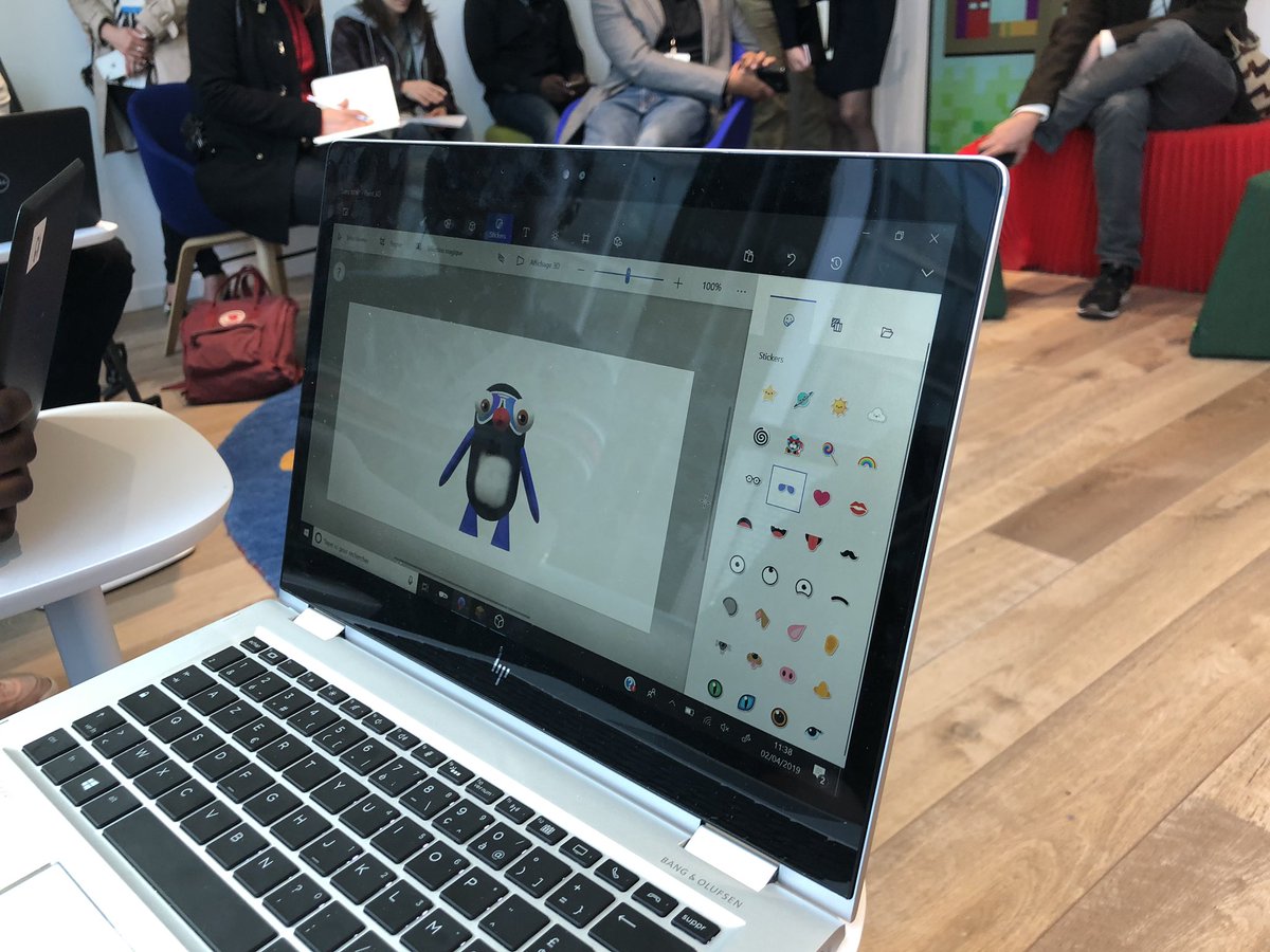 SimonJustner's tweet photo. #RT @TeachThought: Looks like basic modeling with a mixed (digital and physical) reality application. More or less teacher-driven and ‘closed’ lesson so far. Students obviously 1:1. #mmie #microsoftedu https://t.co/JJhCG0xR9t