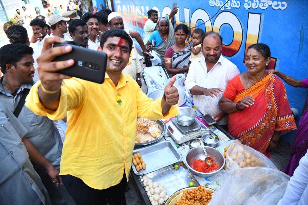 naralokesh's tweet image. మంగళగిరి నియోజకవర్గంలో ఈరోజు ప్రచారం నిర్వహిస్తూ పానకాలుగారి తోపుడు బండి వద్ద స్వీట్లు తిన్నాను. లోకల్ టేస్టుతో పాటు, పానకాలుగారి ఆప్యాయత కలగలిసి వాహ్! అన్నట్టుంది స్వీట్!

#LokeshForMangalagiri 
#VoteForCycle