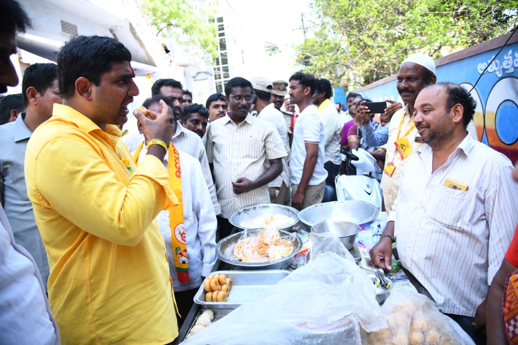 naralokesh's tweet image. మంగళగిరి నియోజకవర్గంలో ఈరోజు ప్రచారం నిర్వహిస్తూ పానకాలుగారి తోపుడు బండి వద్ద స్వీట్లు తిన్నాను. లోకల్ టేస్టుతో పాటు, పానకాలుగారి ఆప్యాయత కలగలిసి వాహ్! అన్నట్టుంది స్వీట్!

#LokeshForMangalagiri 
#VoteForCycle