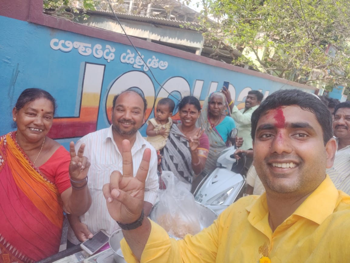 naralokesh's tweet image. మంగళగిరి నియోజకవర్గంలో ఈరోజు ప్రచారం నిర్వహిస్తూ పానకాలుగారి తోపుడు బండి వద్ద స్వీట్లు తిన్నాను. లోకల్ టేస్టుతో పాటు, పానకాలుగారి ఆప్యాయత కలగలిసి వాహ్! అన్నట్టుంది స్వీట్!

#LokeshForMangalagiri 
#VoteForCycle