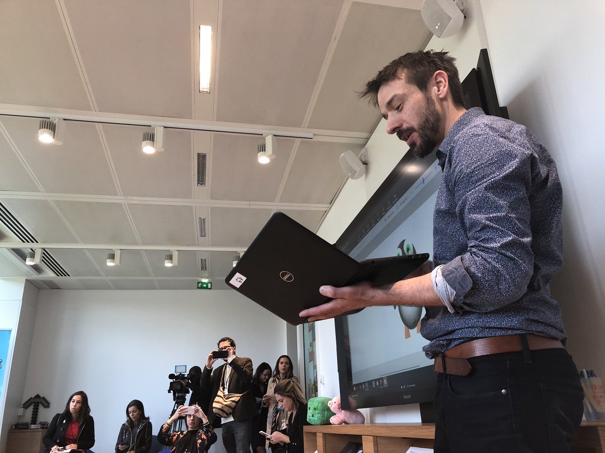 SimonJustner's tweet photo. #RT @TeachThought: We were so hoping this was a Dell Chromebook because who doesn’t love irony? Alas, it’s a Windows machine. #mmie #microsoftedu https://t.co/aVQjyG2hBH