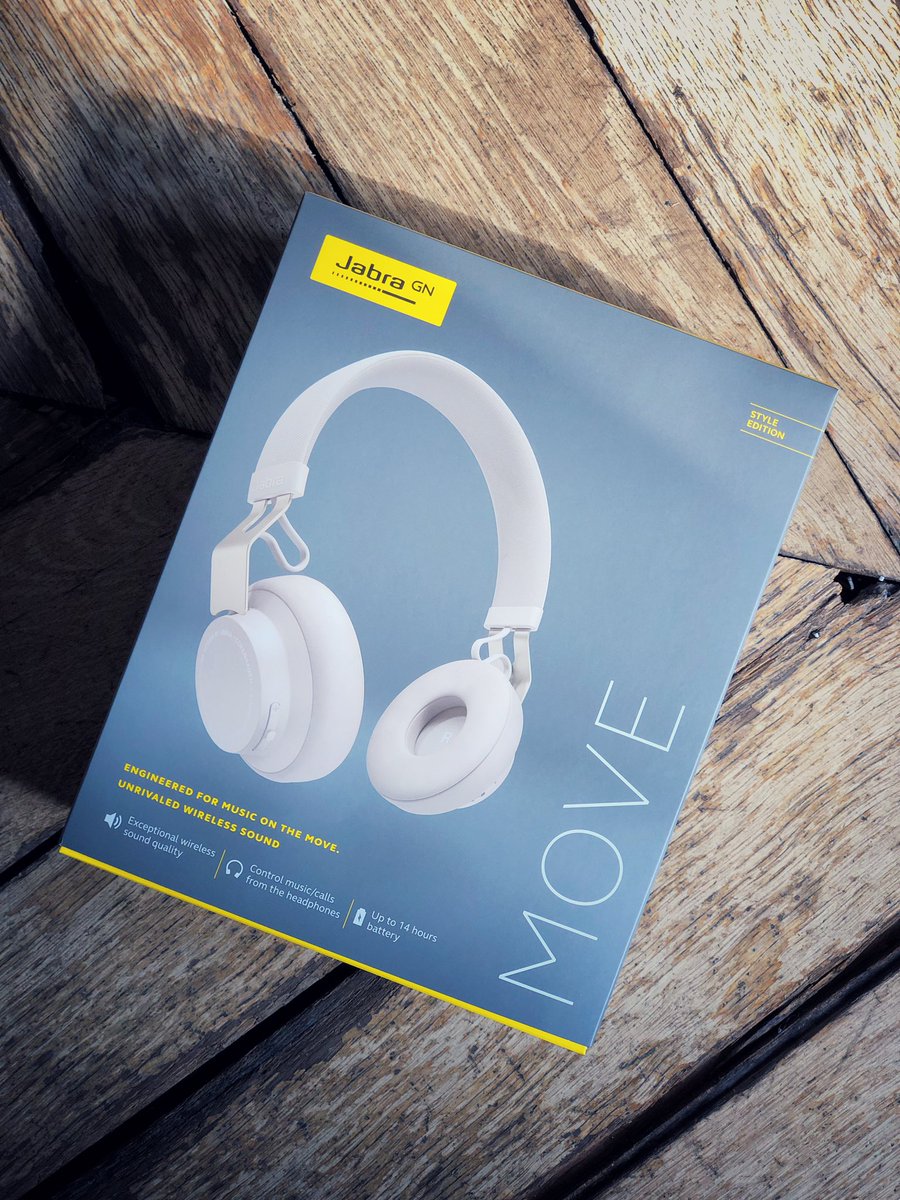 Moovely's tweet photo. C’est parti pour le test du @JabraFrance MOVE 🎧
Déjà conquis par sa robe...
#JabraMOVE https://t.co/waUuPYiUFi