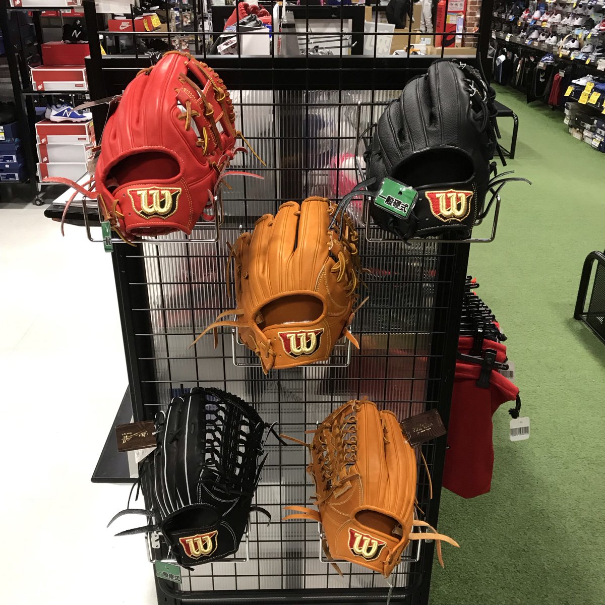 sposakubaseball's tweet photo. オススメはこれ👏
スポサク堺店三宅です🤗
なんと言ってもHウェブの紐を二本通す事によって紐のヘタりも軽減😎
ブラックだけにスーパースキンを搭載🏝️耐久性、軽量感が⤴️⤴️
自然な指先の丸みがボールを捕球面へと包み込め弾��ない🎉守備率10割‼️
#スポサク #ウイルソン #硬式 #DURL #守備率10割 https://t.co/AjjKL3jgRW