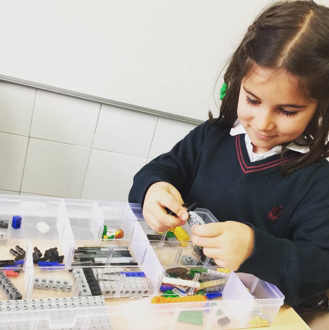 aldeafuente's tweet photo. Ayer celebramos en #Aldeafuente la I Jornada #STEM, un día muy divertido donde alumnas de #Primaria y #Secundaria trabajaron talleres de:
-Lego Máquinas
- NXT Sumo
-Wedo Motores
- Código Pirata
- Scratch
- Bee-Bot
- Ajedrez https://t.co/fqzzCFhtpm