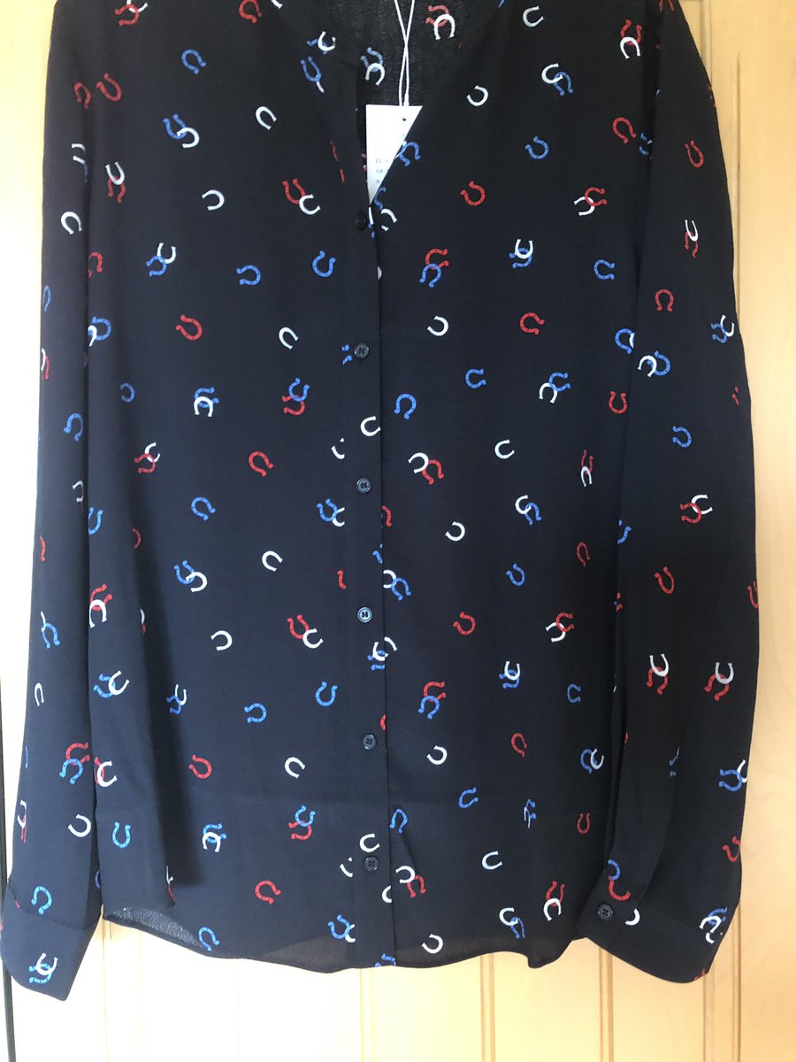 Musicmarie's tweet image. Holly’s wearing my new blouse. Mine was much better value for money though #twicethesize  #goodmorningbritain